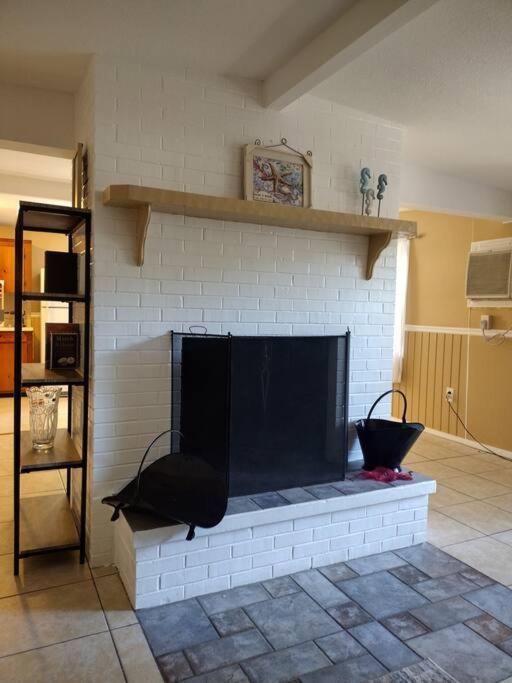 Cozy Vintage Waterfront Home With Fireplace And Kayaks Spring Hill Eksteriør bilde