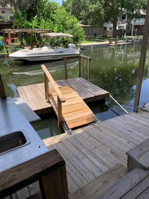 Cozy Vintage Waterfront Home With Fireplace And Kayaks Spring Hill Eksteriør bilde