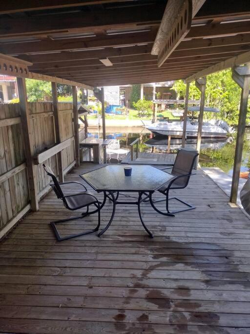 Cozy Vintage Waterfront Home With Fireplace And Kayaks Spring Hill Eksteriør bilde