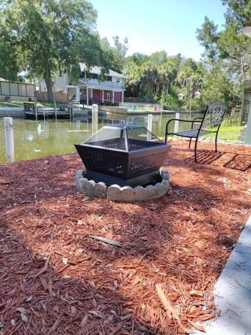 Cozy Vintage Waterfront Home With Fireplace And Kayaks Spring Hill Eksteriør bilde