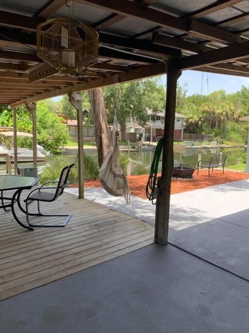 Cozy Vintage Waterfront Home With Fireplace And Kayaks Spring Hill Eksteriør bilde