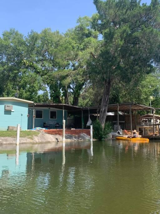 Cozy Vintage Waterfront Home With Fireplace And Kayaks Spring Hill Eksteriør bilde